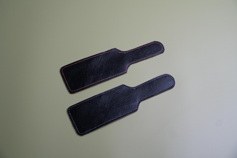 Pu&ograve; includere: Un set di tre tazze in ceramica con finitura opaca e macchiettata. Le tazze sono nei toni del crema, grigio chiaro e grigio scuro. Ogni tazza ha un design semplice e minimalista e un manico arrotondato.