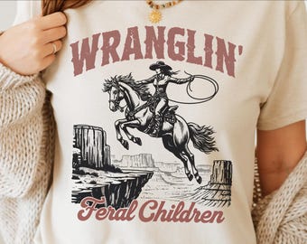 Zabawna mama kowbojka PNG, projekt Wranglin’ Feral Kids, Retro Western Sublimacja Clipart, Grafika Dzikiego Zachodu, Pobieranie cyfrowe, Wykorzystanie komercyjne