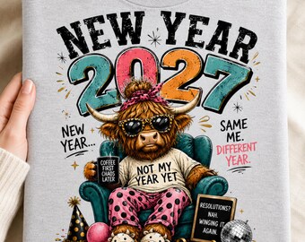 面白い新年2027ハイランド牛PNG昇華プリントデザイン、新年も変わらない私、違う年Tシャツグラフィック（デジタルダウンロード）