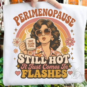 Puede incluir: Camiseta blanca con un diseño gráfico retro. El diseño presenta a una mujer con gafas de sol sosteniendo una taza que dice "Hot Flash Fuel". También se incluye el texto "Perimenopausia Still Hot It Just Comes In Flashes".