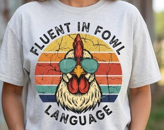 Projekt sublimacji Fluent In Fowl Language, zabawna grafika na koszulce z kurczakiem, koszulka vintage z kogutem (pobranie cyfrowe)