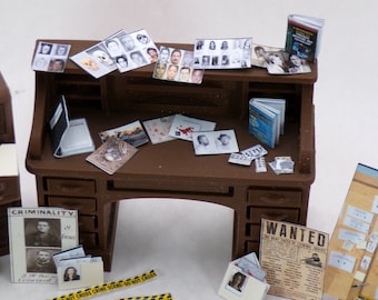 Puede incluir: Un escritorio de madera marrón en miniatura con cajones, cubierto de papeles, fotos y libros. El escritorio está decorado con una variedad de artículos con temática criminal, incluyendo fotos de criminales, carteles de se busca y un letrero de 'criminalidad'.