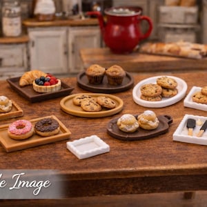 Puede incluir: Una exhibición de comida en miniatura con varios productos horneados sobre una mesa de madera. Incluye cruasanes, tartas, magdalenas, galletas, donuts y profiteroles. La escena está ambientada en una cocina con una tetera roja y tarros en el fondo.