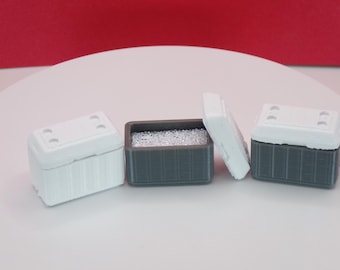 Neveras miniatura de 48 cuartos a escala 1:24 con tapa extraíble y hielo: perfectas para un picnic romántico. Compatibles con escalas 1/25 y G.
