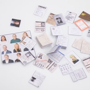Peut inclure: Un ensemble de papiers et de documents avec diverses images et du texte, notamment "EVIDENCE" et "PERSIGHED".