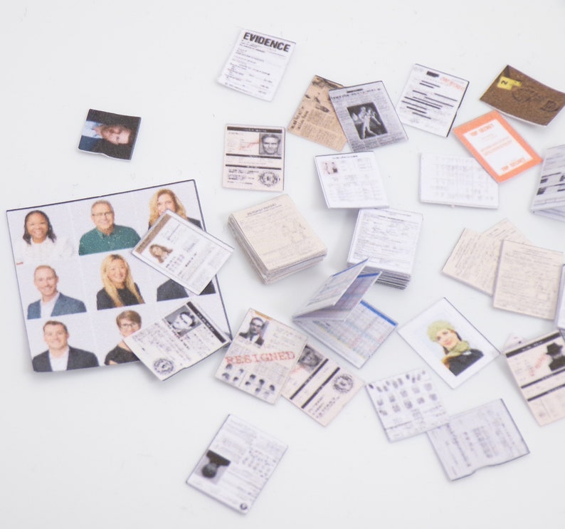 Peut inclure: Un ensemble de papiers et de documents avec diverses images et du texte, notamment "EVIDENCE" et "PERSIGHED".