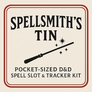 Könnte beinhalten: Ein cremefarbenes Schild mit braunem Rand zeigt den Text "SPELLSMITH'S TIN" in fetten schwarzen Buchstaben. Darunter ist ein schwarzer Zauberstab mit funkelnden Sternen abgebildet. Der Text "POCKET-SIZED D&D SPELL SLOT & TRACKER KIT" steht unten.