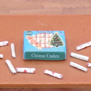 1:24 Scale 12 Christmas Crackers and Box