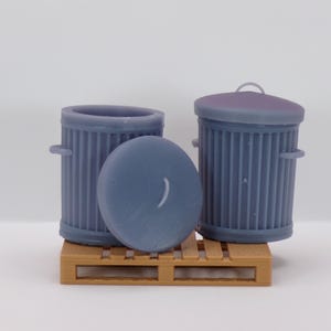 1:24 Scale Metal Trash Can w/Lid | Dollhouse Garage/Street Accessory | Tiny Garbage Bin for Dioramas & Model Scenes | 1/25 Scale | G Scale