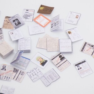 Peut inclure: Une collection de divers papiers et documents, dont un article de journal, un document intitul&eacute; "Preuve" et plusieurs documents avec du texte et des images.
