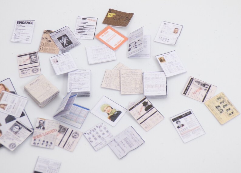 Peut inclure: Une collection de divers papiers et documents, dont un article de journal, un document intitul&eacute; "Preuve" et plusieurs documents avec du texte et des images.