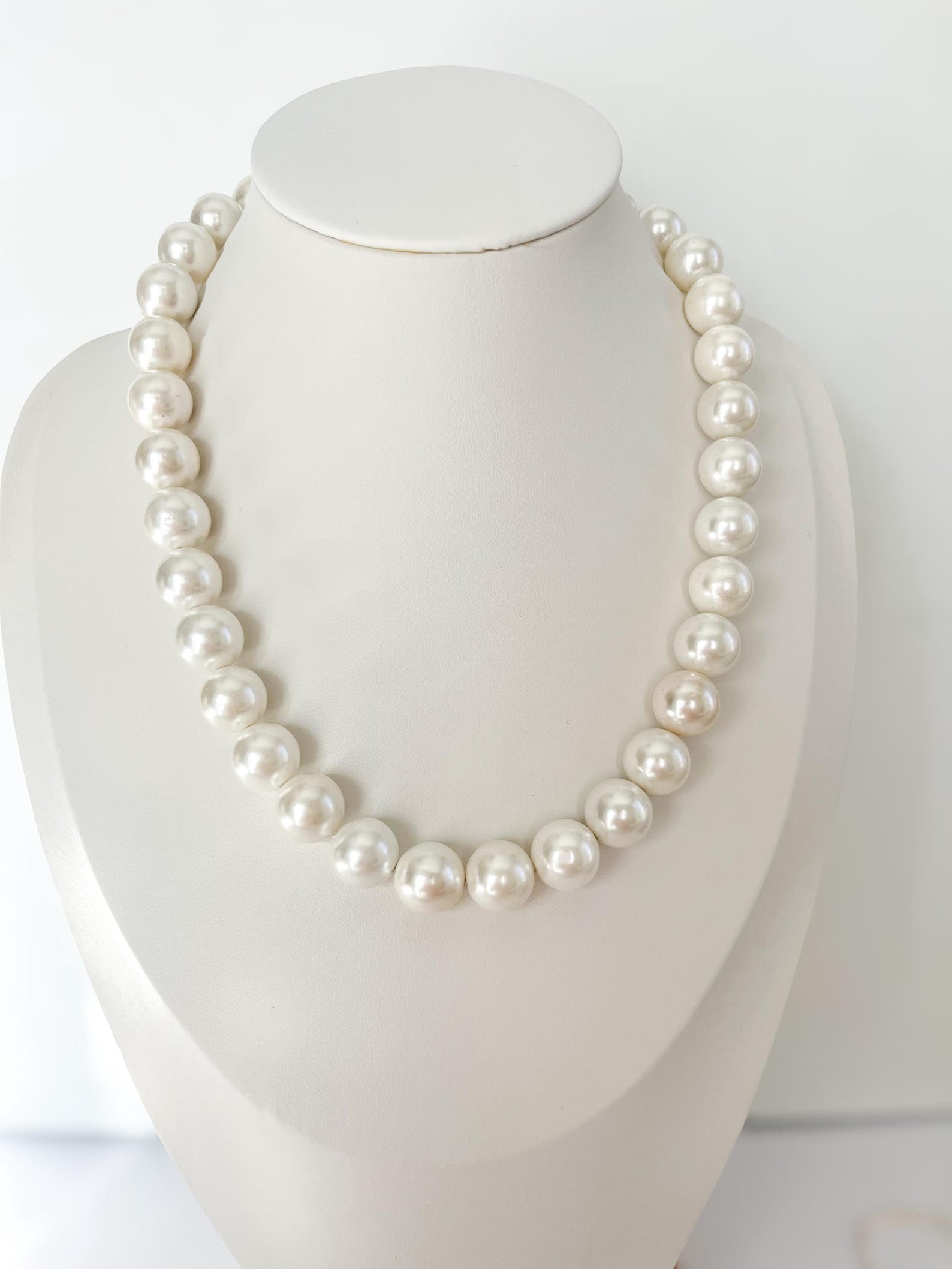 AI066 - Mother of Pearl - Choker