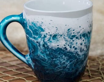 ターコイズブルーの波模様のコーヒーカップ | 海辺のインテリア