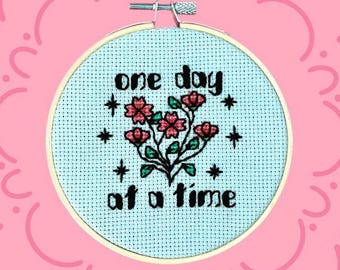 Un jour à la fois | Broderie florale au point de croix