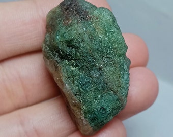 Ruwe Zambiaanse smaragd ruwe steen: natuurlijke groene edelsteen