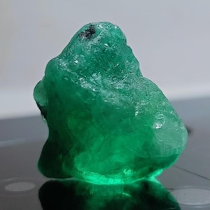 Colombian Emerald Rough: Natural Raw Gemstone (21.65 Carat)