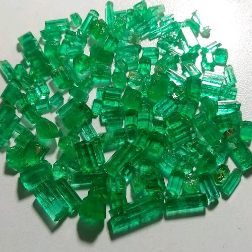 10 Stück Rohstäbchen aus Smaragden, Rohgröße 6 bis 8 mm, 100 % natürliche Smaragde, sambischer Smaragd, Stäbchen für Schmuck, Preis für alle 10 Stück.
