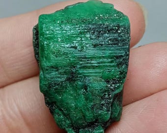 Grote smaragd ruwe steen / natuurlijke Zambiaanse smaragd ruwe steen, ruwe smaragd, zeldzaam, ruw van topkwaliteit, ruwe smaragd Afmeting 33 x 20 mm.
