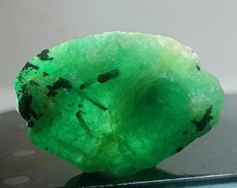 Ruwe natuurlijke smaragd: Groot, onbewerkt smaragd exemplaar uit Zambiaanse mijnen, afmetingen 27 x 18 mm (32,30 karaat)