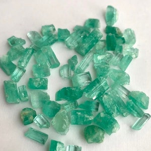 500 Pcs Emerald Rough, Top Quality Colombian Emerald Rough Loose Gemstone Raw Emerald 3mm to 5mm, Emerald Rough, Emerald Raw.
