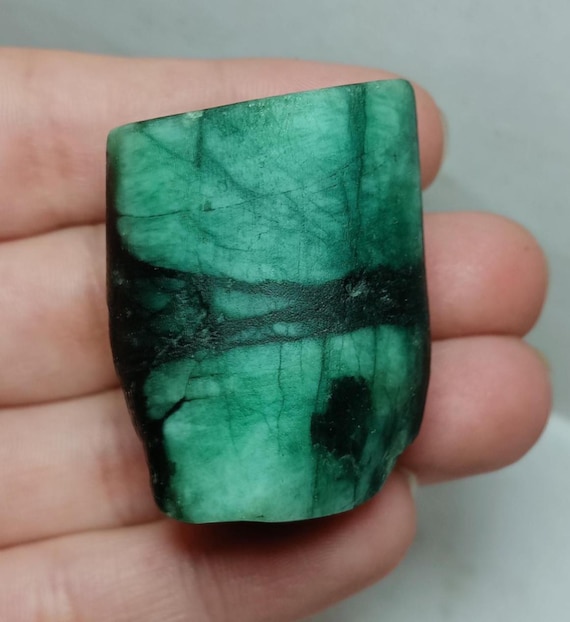 Big Raw Emerald Specimen: Natural Green Gemstone (40x31mm)