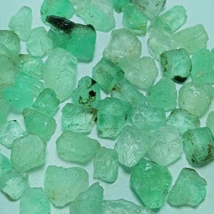 500 Pcs Emerald Rough, Top Quality Colombian Emerald Rough Loose Gemstone Raw Emerald 6mm to 10mm Natural Emerald, Emerald Rough.