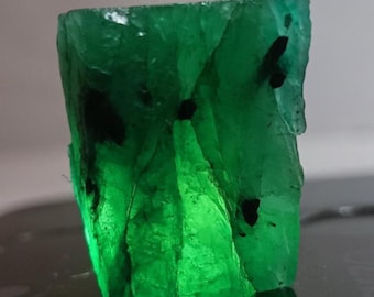Natuurlijke ruwe smaragd, transparante smaragd, ideaal als cadeau, geboortesteen van mei, exemplaar uit de mijnen van Zambia.