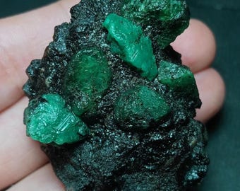 Natural Emerald Rough Gemstone: 212.20 Carat Loose Emerald Crystal.