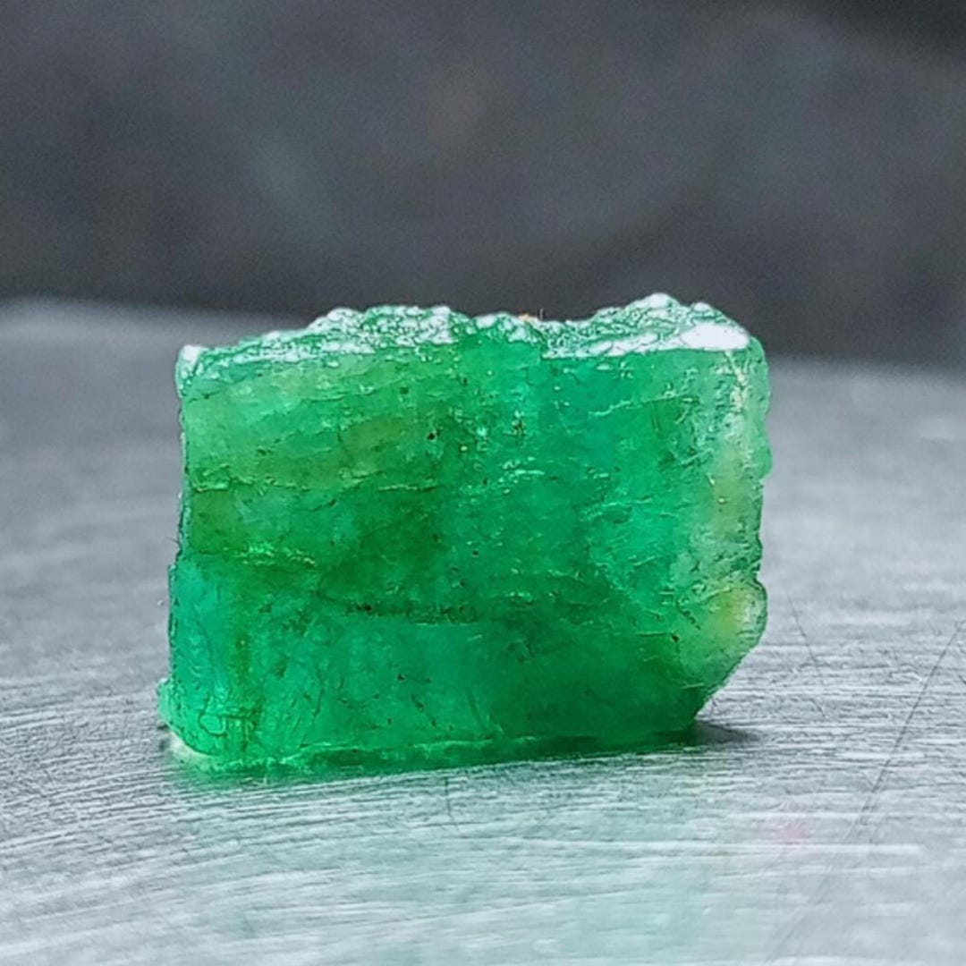 天然エメラルド原石: 透明エメラルド標本、ルース原石、サイズ 15 x 11