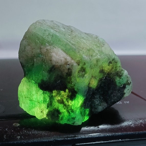 Émeraude Brute Colombienne Naturelle - Taille 28 X 34 Mm - Pierre Unique Non Traitée - Neuve