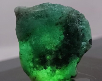 Natural Colombian Emerald Rough Stone: Rare Green Raw Emerald (24x21mm)