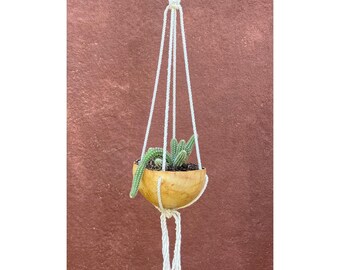 Pendant in macramé for plant