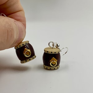 Handgjorda örhängen i polymerlera med liten taiko-trumma, 1 cm, för japanska älskare och trummisar