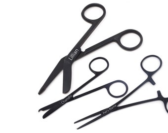 3 pcs personnalisé EMS Week Week end Forceps hémostatiques en acier inoxydable enduit de fluorure noir 5,5 pouces point de suture 4,5 pouces ciseaux à pansement 5,5 pouces graver