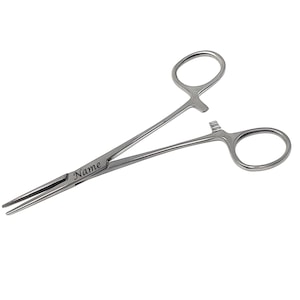 Może przedstawiać: Hemostat ze stali nierdzewnej z mechanizmem blokującym. Hemostat ma wygrawerowane imię na boku: "Name".