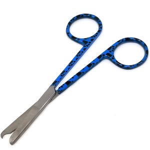 Peut inclure: Instrument chirurgical avec une poign&eacute;e bleue et noire &agrave; motifs et des lames en acier inoxydable. L'outil en forme de ciseaux a des boucles pour les doigts et une conception de lame incurv&eacute;e, probablement utilis&eacute; pour les proc&eacute;dures m&eacute;dicales.