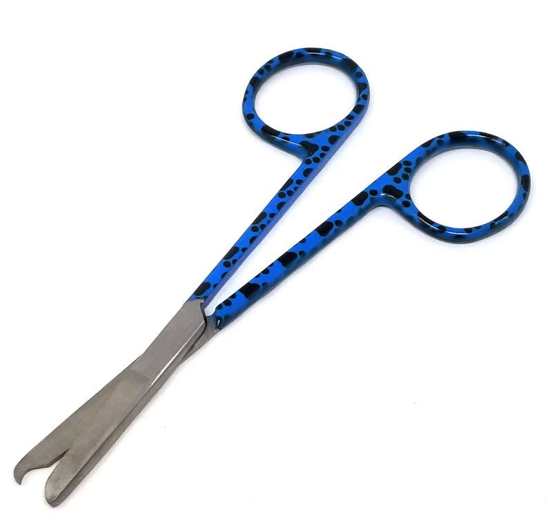 Peut inclure: Instrument chirurgical avec une poign&eacute;e bleue et noire &agrave; motifs et des lames en acier inoxydable. L'outil en forme de ciseaux a des boucles pour les doigts et une conception de lame incurv&eacute;e, probablement utilis&eacute; pour les proc&eacute;dures m&eacute;dicales.