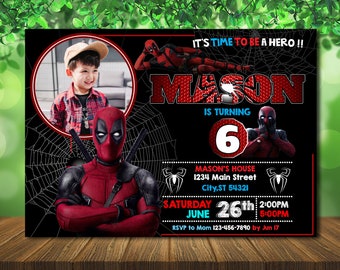 Könnte beinhalten: Eine Geburtstagseinladung mit einer roten und schwarzen Spiderman-Figur vor einem roten und schwarzen Spinnennetz-Hintergrund. Die Einladung lautet "It's time to be a hero!!" und "Mason is turning 6".