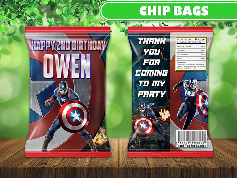 Puede incluir: Bolsas de patatas fritas personalizadas con el Capit&aacute;n Am&eacute;rica. Una bolsa dice "Happy 2nd Birthday Owen" con el superh&eacute;roe. La otra bolsa dice "Thank You For Coming To My Party" con informaci&oacute;n nutricional y un c&oacute;digo de barras.