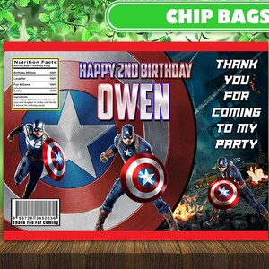 Puede incluir: Una bolsa de patatas fritas roja con el tema del Capit&aacute;n Am&eacute;rica. La bolsa presenta ilustraciones del Capit&aacute;n Am&eacute;rica, el texto "HAPPY 2ND BIRTHDAY OWEN" y "THANK YOU FOR COMING TO MY PARTY".