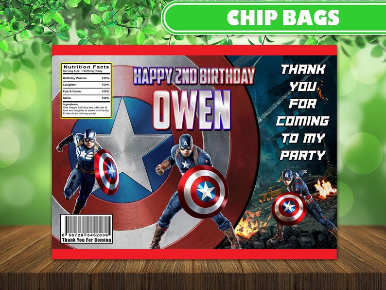 Puede incluir: Una bolsa de patatas fritas roja con el tema del Capit&aacute;n Am&eacute;rica. La bolsa presenta ilustraciones del Capit&aacute;n Am&eacute;rica, el texto "HAPPY 2ND BIRTHDAY OWEN" y "THANK YOU FOR COMING TO MY PARTY".