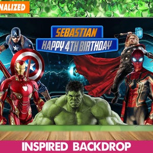 Può includere: Un fondale di compleanno personalizzato con diversi supereroi Marvel, tra cui Iron Man, Capitan America, Thor, Spider-Man e Hulk. Lo sfondo presenta la scritta "Sebastian Happy 4th Birthday". Lo sfondo è allestito su una superficie di legno.