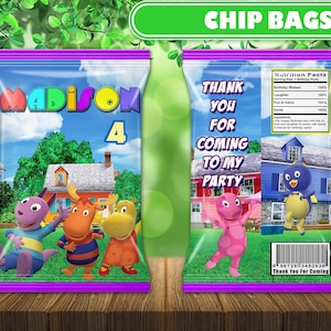 Könnte beinhalten: Chipstüten mit einem farbenfrohen Design mit Zeichentrickfiguren und dem Text "MADISON 4". Die Tüten haben einen lila oberen und unteren Rand. Auf der Rückseite der Tüte steht "DANKE FÜR DEIN KOMMEN ZU MEINER PARTY".