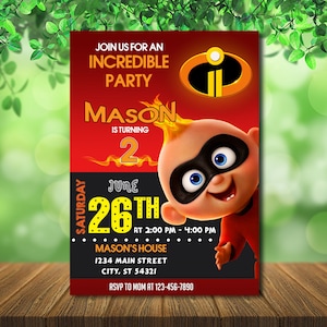 Op de afbeelding: Een rode en zwarte verjaardagsuitnodiging met een cartoonfiguur uit de film Incredibles 2. De uitnodiging zegt "Doe mee met een ongelooflijke party" en "Mason wordt 2". De datum van het feest is 26 juni en de tijd is van 14:00 tot 16:00 uur. De uitnodiging bevat ook het adres en de RSVP-informatie.