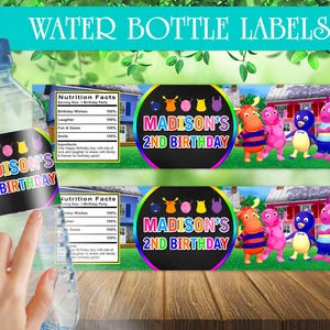 Może przedstawiać: Etykiety na butelki z wodą z napisem "WATER BOTTLE LABELS". Etykiety zawierają napis "MADISON'S 2ND BIRTHAY" w kolorowych literach, wraz z postaciami z kreskówek. Ręka trzyma butelkę wody z etykietą.