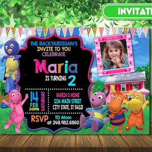 Könnte beinhalten: Eine farbenfrohe Einladung mit Backyardigans-Charakteren, die Gäste einlädt, Marias 2. Geburtstag zu feiern. Die Einladung enthält ein Foto, Datum, Uhrzeit, Ort und RSVP-Informationen. Das Wort "INVITATION" steht oben.