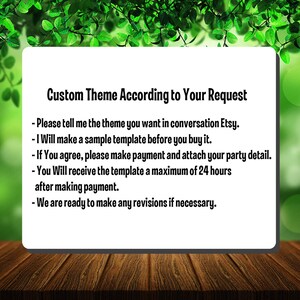 Puede incluir: Un letrero rectangular blanco con el texto "Custom Theme According to Your Request" y vi&ntilde;etas que detallan el proceso de solicitud de un tema personalizado. El letrero est&aacute; sobre un fondo verde borroso y una superficie de madera.