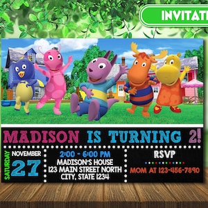 Könnte beinhalten: Eine farbenfrohe Geburtstagseinladung mit Zeichentrickfiguren. Die Einladung lautet "Madison wird 2!" mit Veranstaltungsdetails wie Datum, Uhrzeit und Ort. Der Hintergrund zeigt eine lebendige Szene im Freien mit Zeichentrickfiguren.