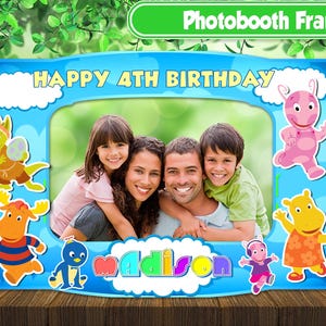 Może przedstawiać: Niebieska ramka do fotobudki z napisem "HAPPY 4TH BIRTHDAY" i imieniem "Madison". Ramka ma postacie z kreskówek i zdjęcie rodzinne. Ramka znajduje się na drewnianej powierzchni.