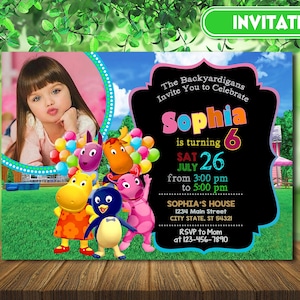 Könnte beinhalten: Eine farbenfrohe Geburtstagseinladung mit einem Foto eines jungen Mädchens und Zeichentrickfiguren. Die Einladung enthält den Text "Sophia wird 6" und Party-Details für den 26. Juli.